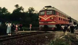 Mải mê chụp ảnh, thiếu nữ bị tàu hỏa đâm tử vong