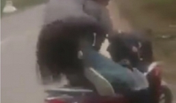 Video: Nam thanh niên vác bạn gái rồi lái xe máy