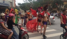 Người mẫu cởi trần, diện bikini biểu diễn thời trang giữa đường ở Hà Nội