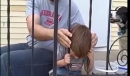 Bé trai bị mắc kẹt vào lan can loay hoay tìm lối thoát