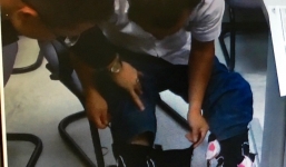 Phát hiện nam hành khách giấu 18 con chim quý trong ống quần