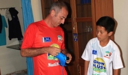 Thầy Giôm đích thân đi giày cho 'đàn em' Công Phượng