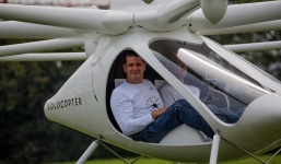 Ngạc nhiên máy bay drone chở được cả người