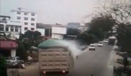 Video: Tài xế liều mình đánh lái, cứu sống bé trai