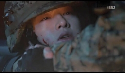 Hậu Duệ Mặt Trời tập 15: Song Joong Ki tử trận, Song Hye Kyo khóc trong tuyệt vọng