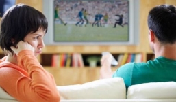 Làm sao khi chồng con là những 'con sâu' bóng đá?