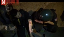 Video: Cảnh sát cơ động bị “quái xế” tạt đầu xe, ngã lộn trên đường