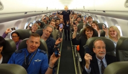 Vì sao bạn phải tắt di động khi lên máy bay?