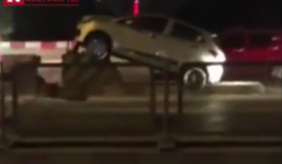 Huyndai Grand i10 mất lái, 'hạ cánh' trên dải phân cách