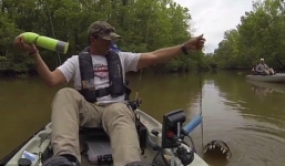 Hoảng hốt khi phát hiện ra mình câu phải cá sấu