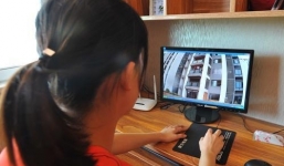 Con gái yêu người đồng tính, mẹ lắp camera theo dõi, cấm cản có sai?