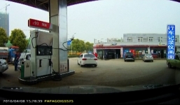 Video: Tài xế lơ đễnh giật tung cả máy bơm xăng