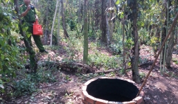 Người phụ nữ vùng vẫy trong ngọn lửa dưới giếng hoang