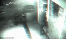 Người đàn ông đi xuyên cửa kính, làm thay đổi thời gian máy quay gây xôn xao