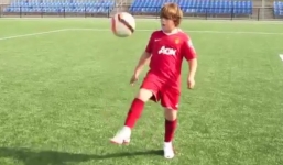 Video: Cậu bé 10 tuổi sở hữu kĩ thuật siêu đẳng