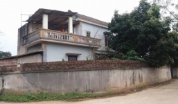 Thầy bói nói không hợp tuổi, người đàn bà bạo hành con điên cuồng