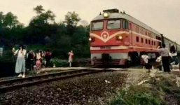 Thiếu nữ bị tàu cuốn đi vì mải chụp ảnh 'tự sướng'