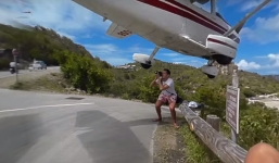 Du khách gặp tai nạn khi cố chụp ảnh phi cơ hạ cánh