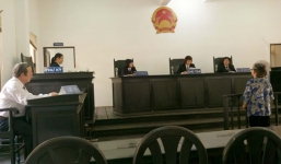 Lão bà 63 tuổi trộm hàng Thế giới di động liên tục kêu oan