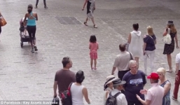 Video hàng ngàn người vô cảm phớt lờ 2 em bé bị lạc ở trung tâm thương mại