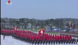 Video: Triều Tiên diễu binh quy mô lớn, thề trung thành với Kim Jong-un