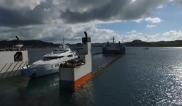 Video: Xem siêu tàu trọng tải có thể tự chìm để đón thuyền khác