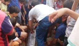  Nghệ An: Người dân đổ xô đến xem 'thủy quái' hố rồng dài gần 4m 