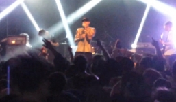 Fan nữ bị ca sĩ đạp ngã khi vừa lên sân khấu để chụp ảnh