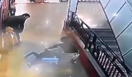 Thót tim cảnh thanh niên lao tới đỡ em bé rơi từ trên cao