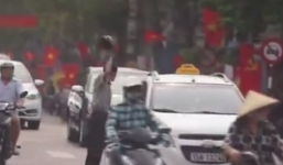 Đứng giữa đường chặn phá xe, người đàn ông bị tài xế taxi đuổi đánh