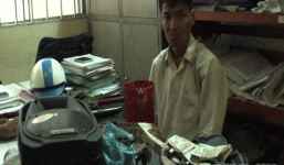 Giả mù để ăn xin kiếm tiền tiêu xài và mua vàng