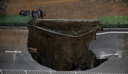 Video: Khoảnh khắc đường sập, hố tử thần dần hiện ra