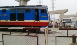 Sự thật vụ tàu hỏa phanh gấp tránh xe máy ở Hà Nội