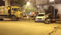 Xe ben mất lái đâm bẹp ô tô 4 chỗ , hỏng 5 xe máy khiến 1 người bị thương