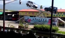 Màn trình diễn vi diệu: 2 ô tô chơi trò bập bênh mạo hiểm