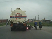 Video: Hai thiếu nữ suýt chết khi tạt đầu xe bồn