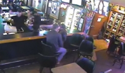 Video: Cặp đôi hôn nhau đắm đuối 'bất chấp' vụ cướp đang diễn ra