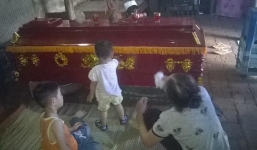 Vừa làm lễ trăm ngày cho cha, hai đứa trẻ lại mất mẹ sau tai nạn giao thông