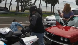 Va chạm ô tô, người phụ nữ rút súng ra giải quyết