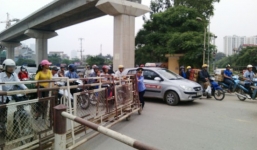  Nghề gác chắn tàu: 'Bị chửi mắng, hăm dọa là chuyện cơm bữa!'