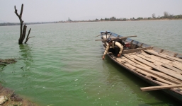 Nước sông Ba chuyển màu xanh, bốc mùi hôi tanh