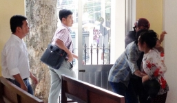 Người phụ nữ đuổi đánh cán bộ phường gây náo loạn tòa án