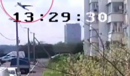 Video: Sống sót kỳ diệu sau khi rơi từ tầng 14