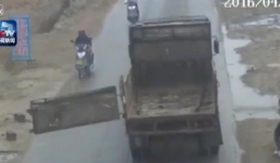 Video: Tài xế vô ý, người đi đường chết oan