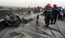 Video: Xe máy bốc cháy dữ dội trên cầu Vĩnh Tuy