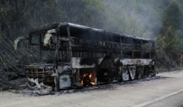 Xe khách bốc cháy dữ dội, 30 người thoát chết