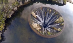 Hố nước 'không đáy' tuyệt đẹp giữa lòng hồ ở Bồ Đào Nha