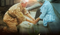 Bộ ảnh độc đáo của đôi vợ chồng già tái hiện 'Hậu duệ mặt trời'