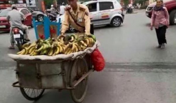 Cảnh sát giao thông Hà Nội đẩy xe chuối giúp bà cụ gây 'bão' mạng