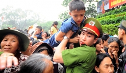 Cận cảnh biển người kẹt cứng trong lễ hội Đền Hùng